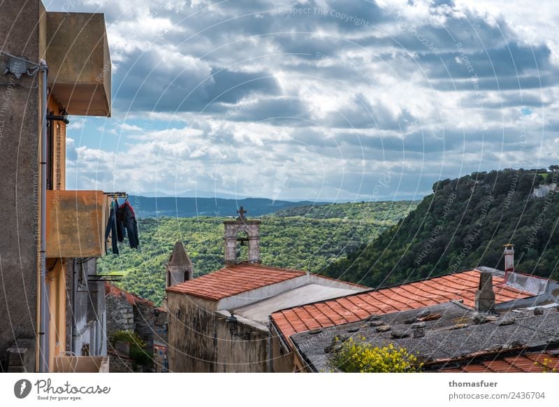 Sardinien, Bergdorf Ausflug Ferne Sommer Berge u. Gebirge Landschaft Himmel Wolken Horizont Schönes Wetter Baum Nutzpflanze Feld Wald Hügel Sedini Italien Dorf