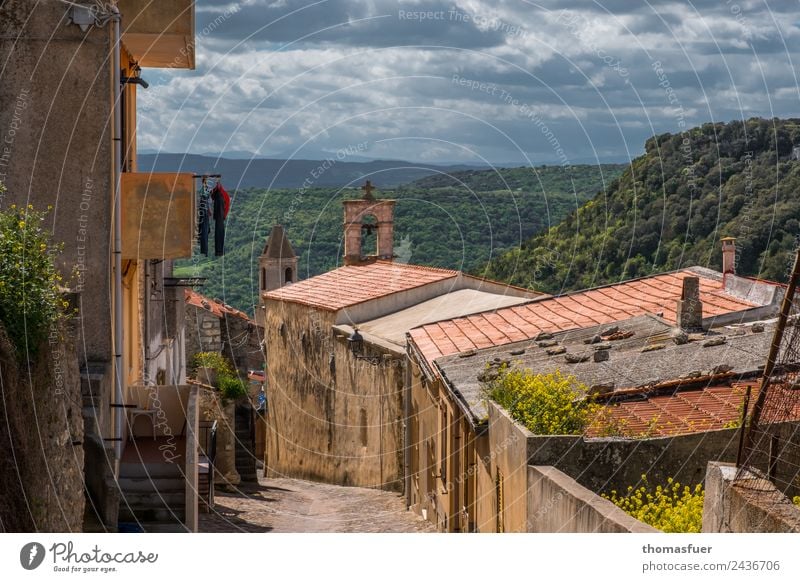 ALTES DORF, SARDINIEN, MIT STUHL Ferien & Urlaub & Reisen Ferne Sommer Sommerurlaub Haus Stuhl Himmel Wolken Horizont Schönes Wetter Wärme Baum Sträucher Hügel