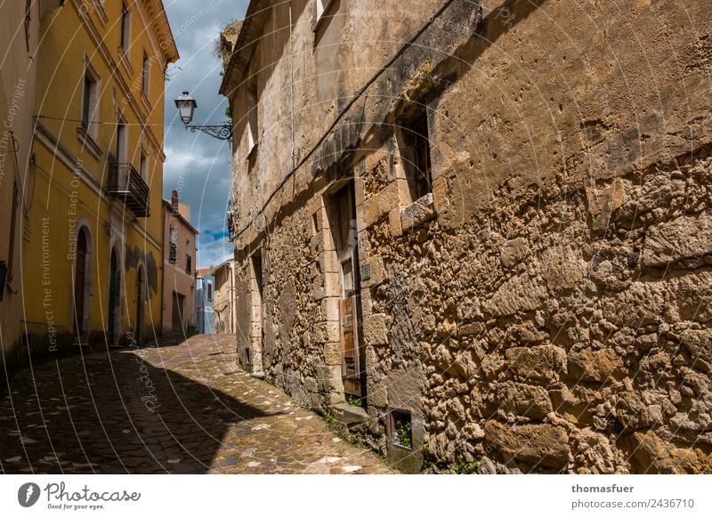 alte Gasse, Sardinien Ferien & Urlaub & Reisen Tourismus Ausflug Städtereise Sommer Himmel Schönes Wetter Sedini Italien Kleinstadt Stadtzentrum Altstadt