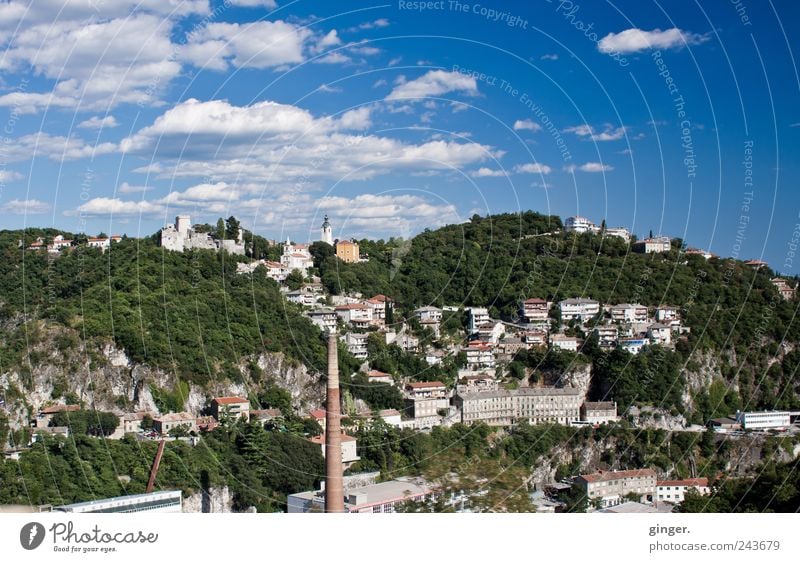 Unterwegs in Kroatien I Stadt Hafenstadt Haus Industrieanlage Kirche Gebäude authentisch Freundlichkeit Himmel Wolken Wolkenhimmel Schönes Wetter Sommerurlaub