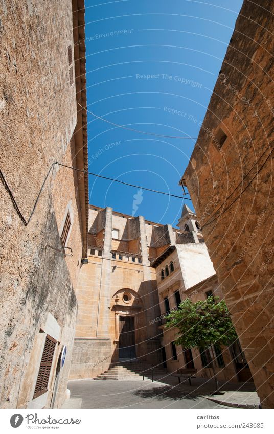 Schmale Gasse Wolkenloser Himmel Sommer Schönes Wetter Stadtzentrum Kirche Balkon Sehenswürdigkeit alt Sandstein Naturstein blau braun Bogen