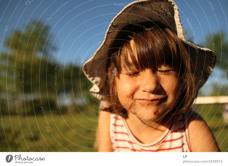 Kleines Mädchen mit geschlossenen Augen Freizeit & Hobby Spielen Kinderspiel Kindererziehung Bildung Mensch Eltern Erwachsene Geschwister