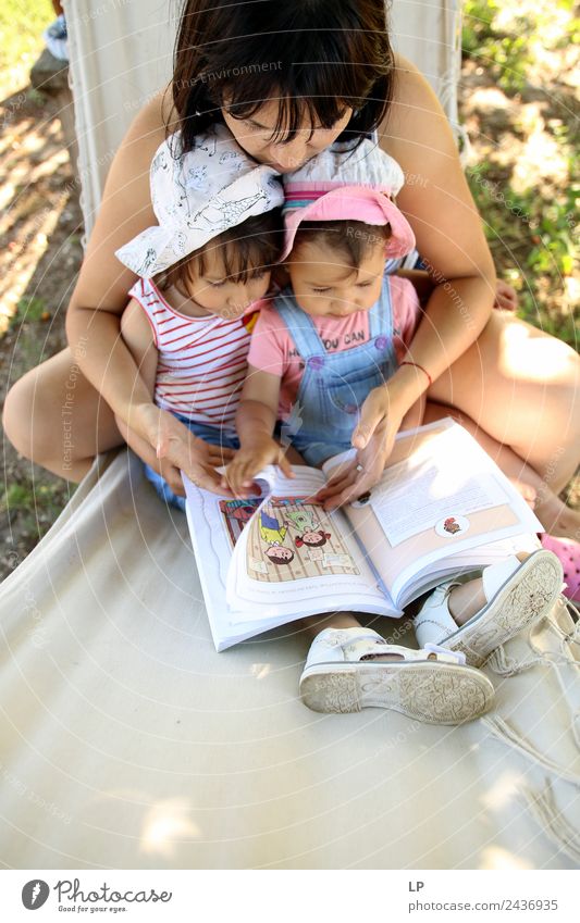 Geschichten lesen Kindererziehung Bildung Kindergarten lernen Klassenraum Schüler Lehrer Berufsausbildung Mensch Eltern Erwachsene Mutter Geschwister