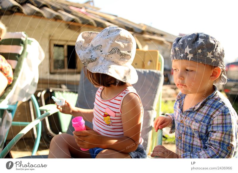 Schleichender Blick Kindererziehung Bildung Sitzung sprechen Mensch Baby Junge Eltern Erwachsene Geschwister Familie & Verwandtschaft Kindheit Gefühle Neugier