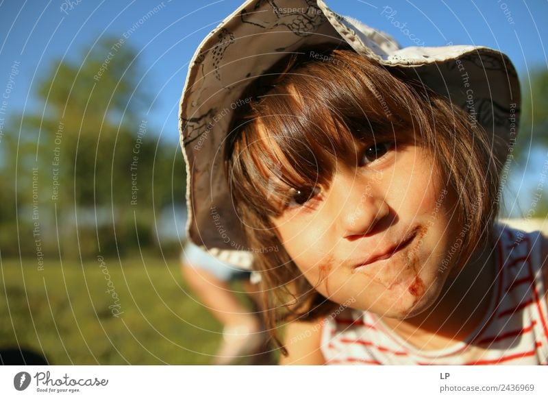 Glückliches Mädchen mit Essen am Mund Lifestyle Freude Wohlgefühl Freizeit & Hobby Spielen Kinderspiel Sommerurlaub Kindererziehung Bildung Kindergarten Erfolg