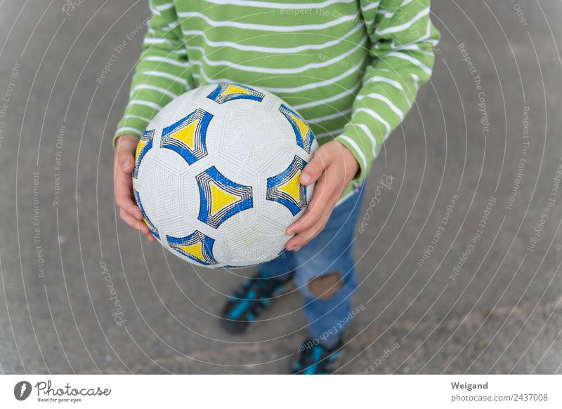 Ballzauberer Sport Pokal Fußball Kindergarten Schulhof Mensch Junge Kindheit Jugendliche 1 3-8 Jahre Bewegung Ziel Zufriedenheit Weltmeisterschaft Spielen