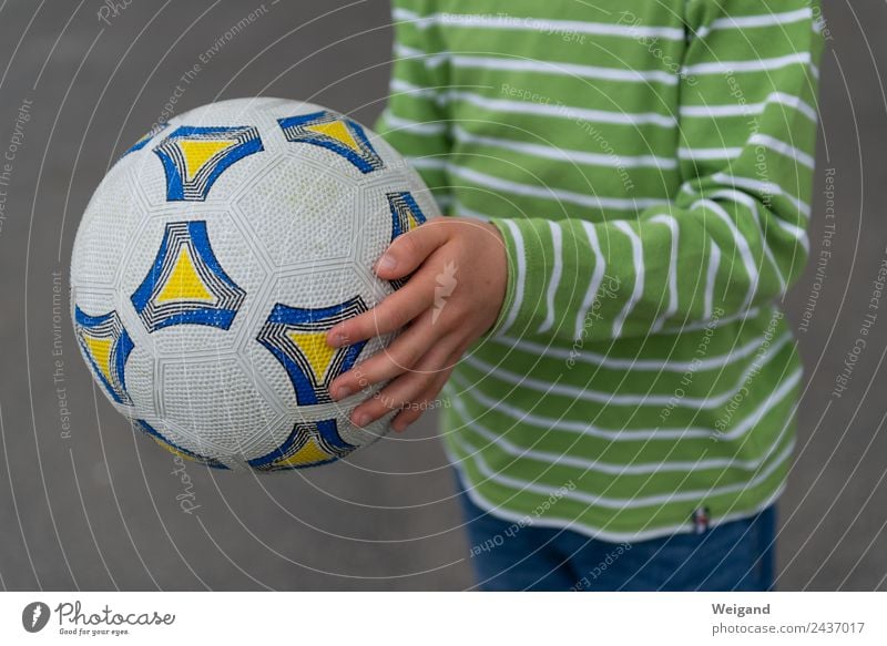 Ballzauber Sport Ballsport Fußball Kindergarten Junge 1 Mensch 3-8 Jahre Kindheit Jagd grün Spielen Ferien & Urlaub & Reisen Weltmeisterschaft Farbfoto