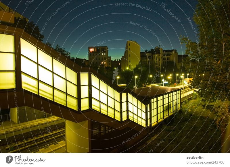 Leber Sommer Haus Himmel Wolkenloser Himmel Stadt Hauptstadt Stadtzentrum Bahnhof Brücke Bauwerk Gebäude Architektur Mauer Wand Treppe Verkehr Verkehrswege