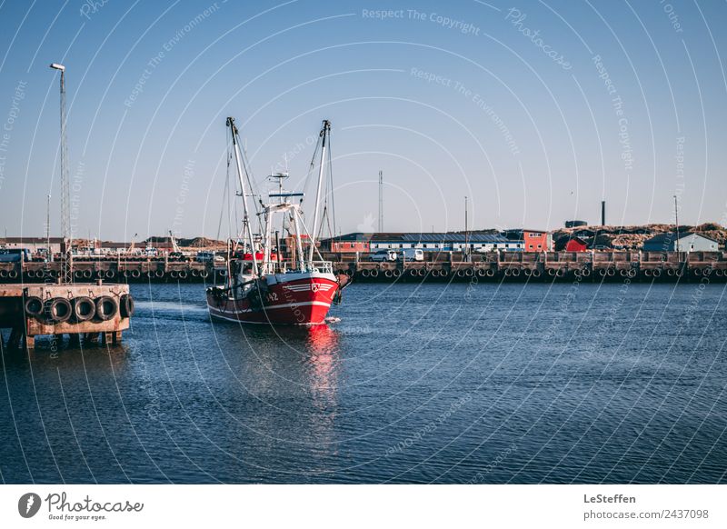 Nordseekutter am Einlaufen Fischer Arbeitsplatz Fischereiwirtschaft Umwelt Hvide Sande Hafenstadt Menschenleer Fischereihafen Berufsverkehr Fischerboot