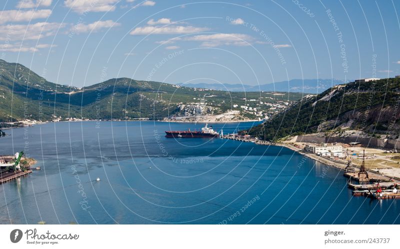 Unterwegs in Kroatien II Dorf Stadt Hafenstadt Gebäude Architektur Güterverkehr & Logistik Schifffahrt Containerschiff blau Himmel Wolken Wasser Wasserfahrzeug