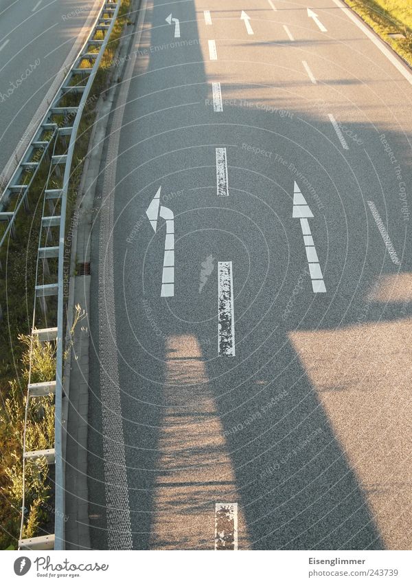 Geradeaus? Menschenleer Verkehr Verkehrswege Straßenverkehr Autofahren Brücke Bundesstraße Pfeil abbiegen abbiegespur Straßenbelag mehrspurig trocken ruhig