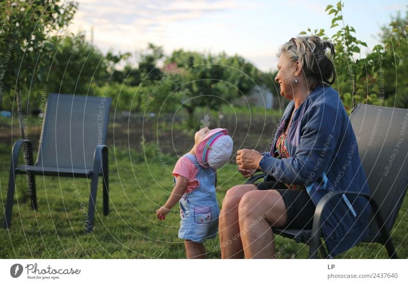 in den Himmel schauen Lifestyle Freizeit & Hobby Spielen Kindererziehung Bildung Mensch Frau Erwachsene Weiblicher Senior Eltern Mutter Großeltern