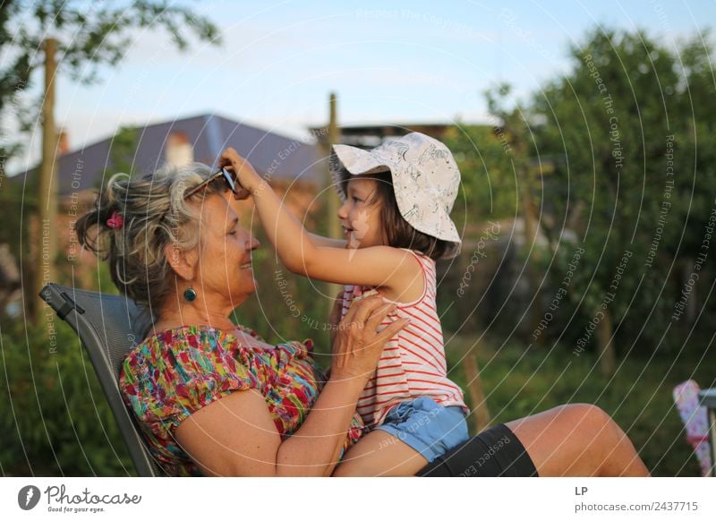 Gib mir deine Brille. Lifestyle Freude Leben stimmig Wohlgefühl Zufriedenheit Erholung Spielen Kinderspiel Kindererziehung Bildung Mensch feminin Frau