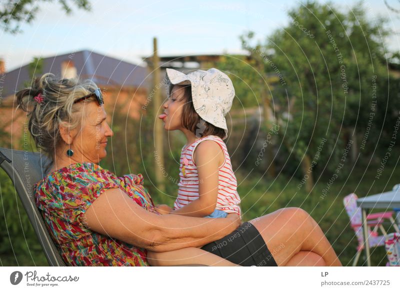 Ich strecke meine Zunge heraus. Kindererziehung Bildung Mensch Weiblicher Senior Frau Eltern Erwachsene Geschwister Großeltern Familie & Verwandtschaft Paar