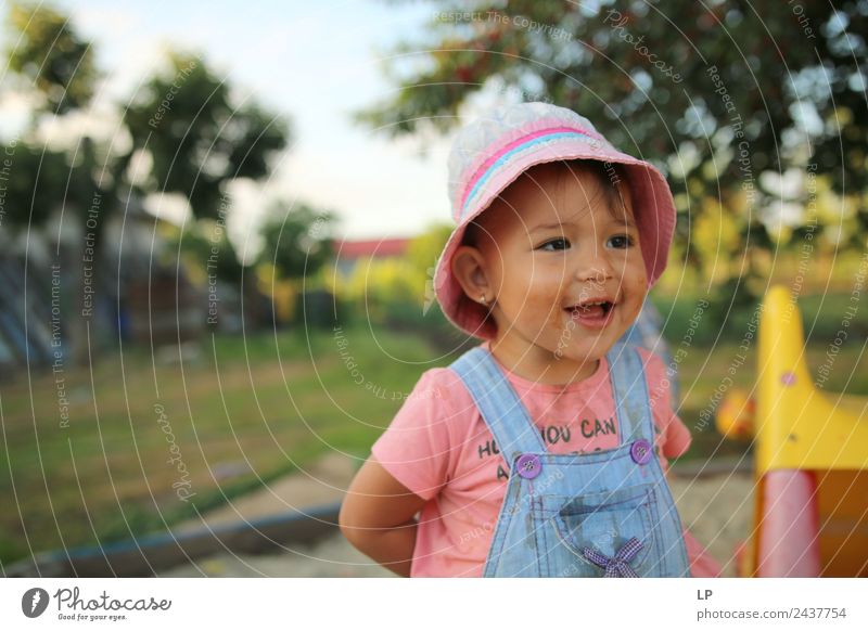 zufrieden Leben Wohlgefühl Zufriedenheit Erholung ruhig Kindererziehung Bildung Kindergarten Schulhof Mensch Baby Kleinkind Eltern Erwachsene Geschwister