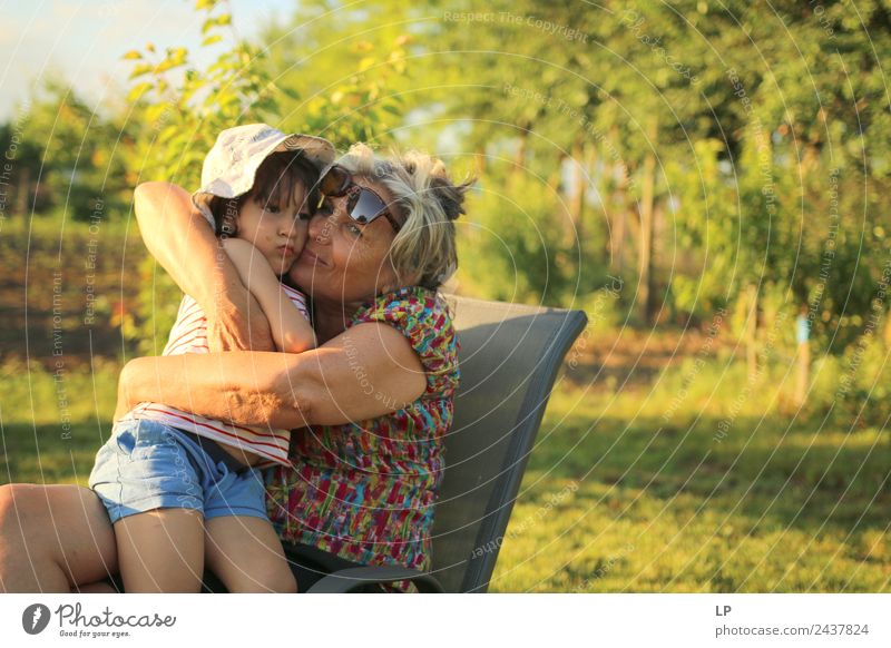 warme Umarmung Kindererziehung Bildung Kindergarten Mensch Weiblicher Senior Frau Eltern Erwachsene Geschwister Großeltern Familie & Verwandtschaft Partner