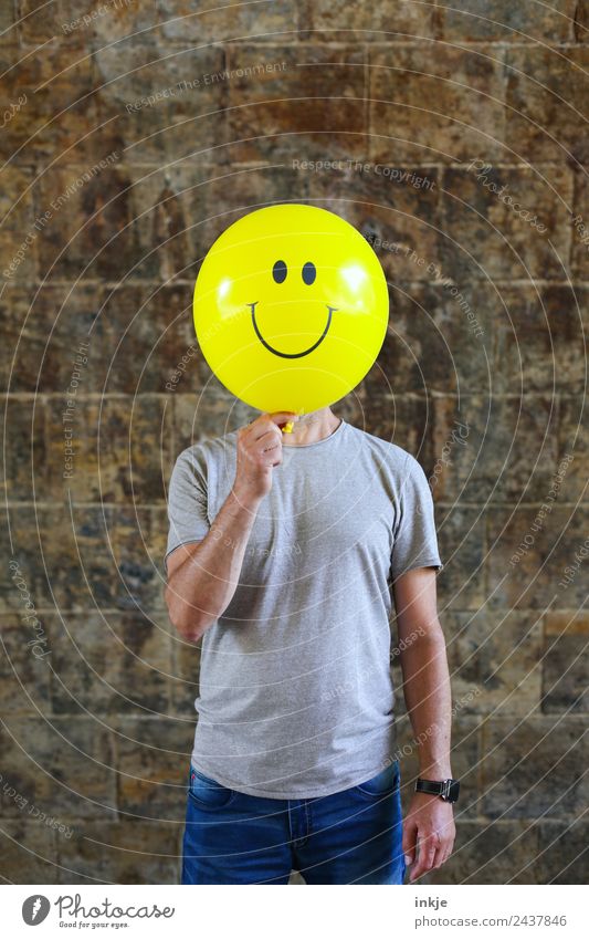 Fünftes Bild mit gelbem Smiley Lifestyle Freude Freizeit & Hobby Spielen Mann Erwachsene Leben 1 Mensch 30-45 Jahre 45-60 Jahre Luftballon Zeichen festhalten