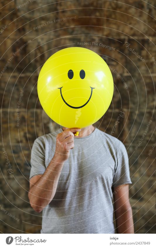 Siebtes Bild mit gelbem Smiley Lifestyle Freude Freizeit & Hobby Spielen Mann Erwachsene Leben 1 Mensch 30-45 Jahre 45-60 Jahre Luftballon Zeichen festhalten