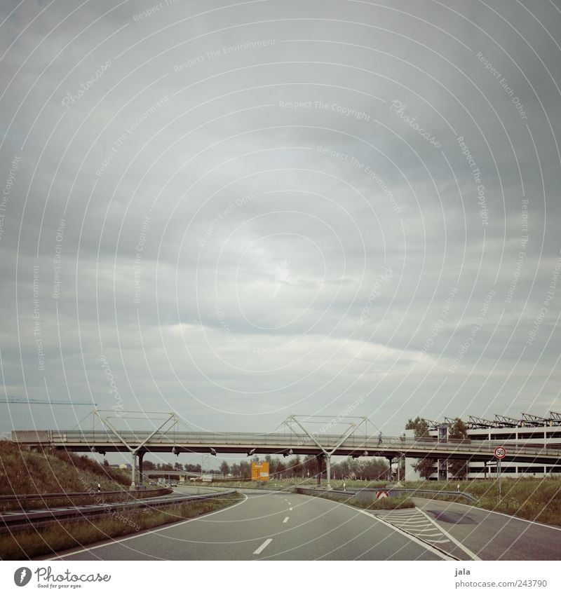 verkehrswege Landschaft Himmel Wolken Pflanze Gras Haus Brücke Bauwerk Gebäude Architektur Straße trist Stadt Farbfoto Außenaufnahme Textfreiraum oben