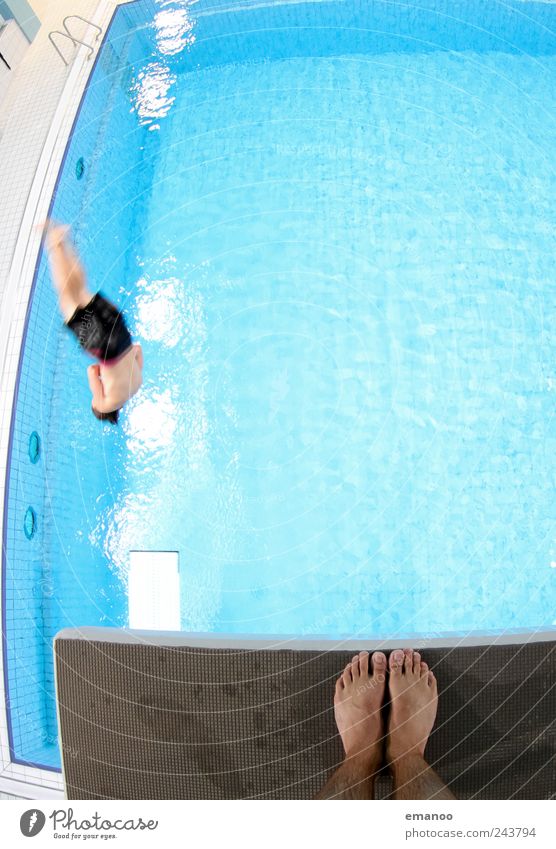 Höhentraining Lifestyle Freude Leben Sport Wassersport Sportler Schwimmen & Baden Schwimmbad Mensch maskulin Mann Erwachsene 2 Luft Bewegung fallen fliegen