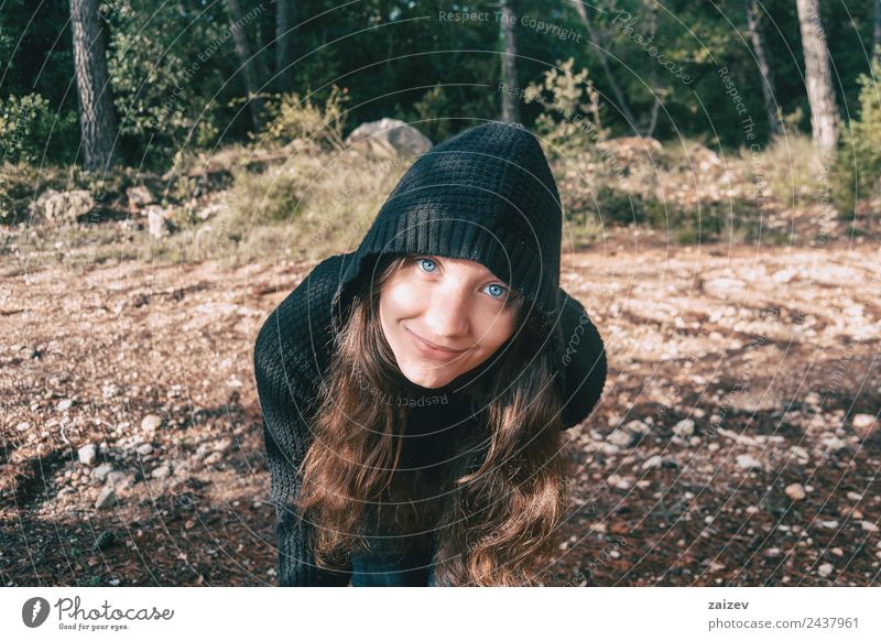 ein Mädchen mit langen Haaren und blauen Augen in den Bergen, das mit einer Kapuze lächelt Lifestyle Glück schön Gesicht Erholung Freiheit Berge u. Gebirge