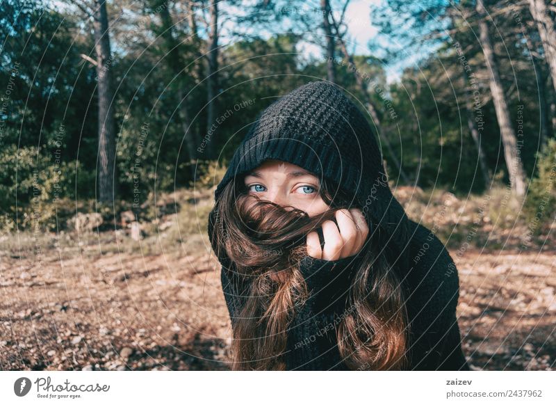 ein Mädchen mit langen Haaren und blauen Augen in den Bergen, die ihr Gesicht mit ihren Haaren bedecken Lifestyle elegant Stil Glück schön Erholung Freiheit