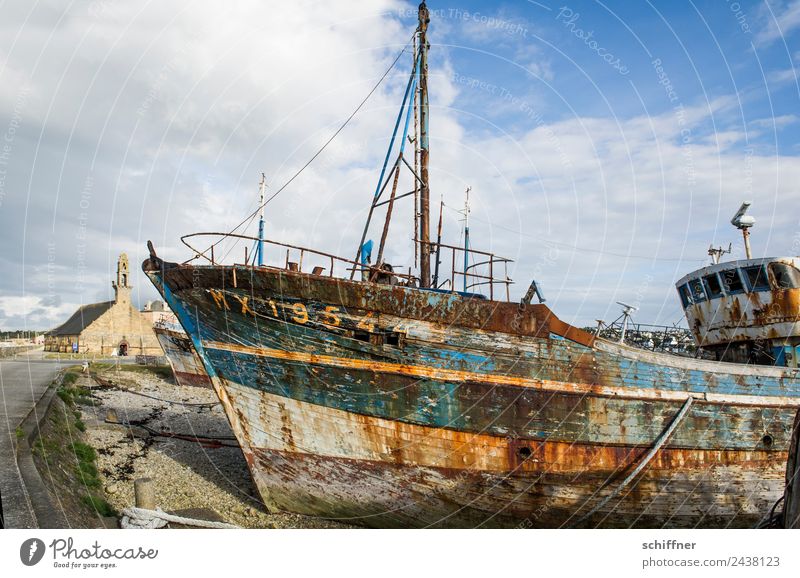 Bretonische Patina Schifffahrt Fischerboot alt Schiffswrack Schiffsbug Wasserfahrzeug Schiffbruch Schiffsrumpf Kirche Hafen Schiffswerft Autowrack Rost Verfall