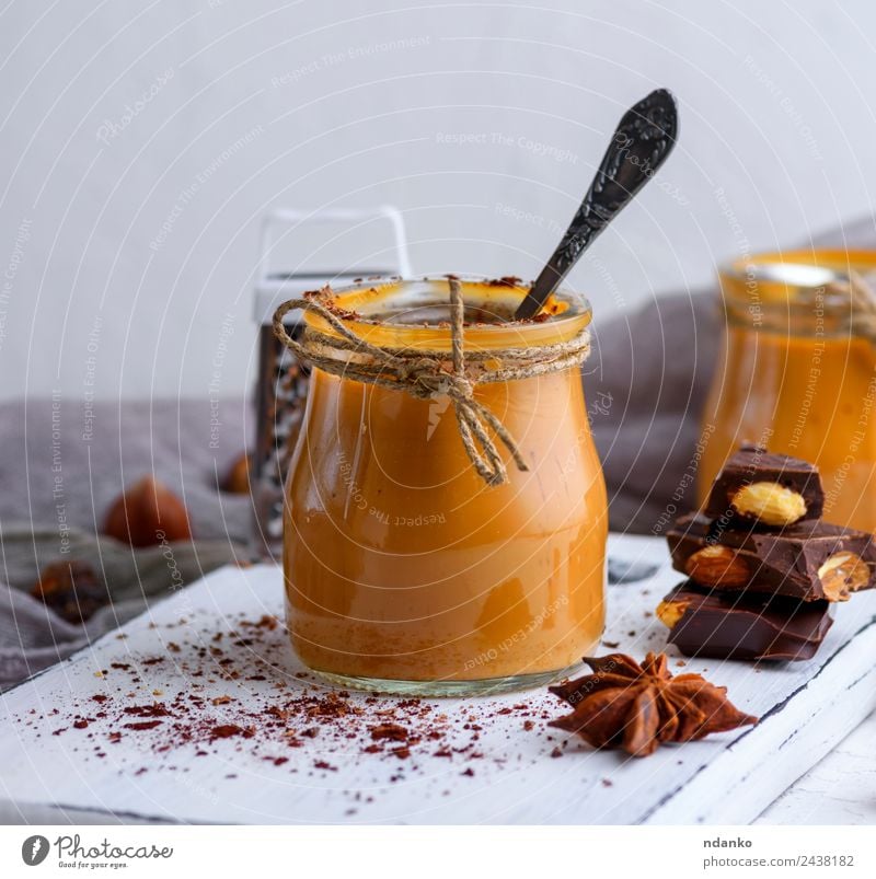 Karamell-Dessert Toffee Süßwaren Löffel Tisch Holz Essen lecker braun Saucen Hintergrund Glas Gießen süß Zucker gebastelt Lebensmittel Klebrig Sirup