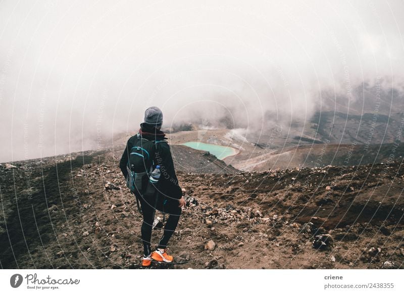 junge männliche Erwachsene beim Wandern bei nebligem Wetter in den Bergen schön Ferien & Urlaub & Reisen Ausflug Abenteuer Berge u. Gebirge wandern Mensch Natur