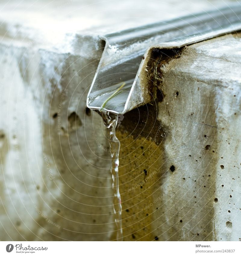 überlauf Gebäude Architektur Mauer Wand Dachrinne Flüssigkeit nass grau Wasser Regenrinne Beton Aluminium Überlauf Tropfen Ecke Farbfoto Gedeckte Farben