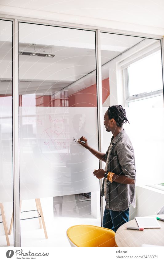 afrikanischer Geschäftsmann bei einer Konferenz im Büro Erwachsenenbildung Lehrer Business Sitzung Mensch Mann verkaufen Idee Afrikanisch Amerikaner Training