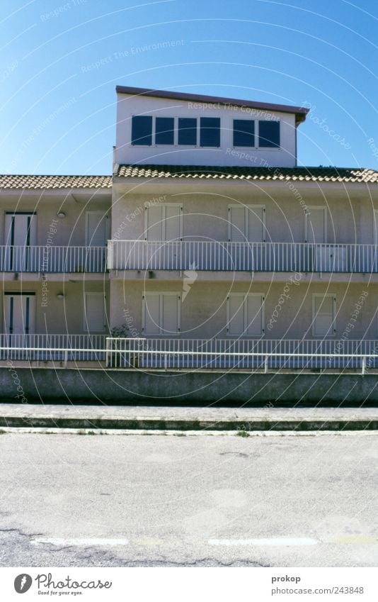 Vorsaison. Geschlossen. Dorf Fischerdorf Kleinstadt Haus Einfamilienhaus Platz Bauwerk Gebäude Architektur Mauer Wand Fassade Balkon Fenster Dach Dachrinne