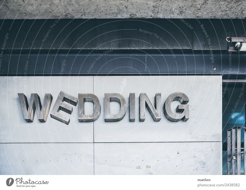 Hochzeit wackelt Stadt Hauptstadt Menschenleer Bahnhof Bauwerk Mauer Wand Fassade drehen blau grau schwarz Wedding wackeln Berlin Farbfoto Gedeckte Farben