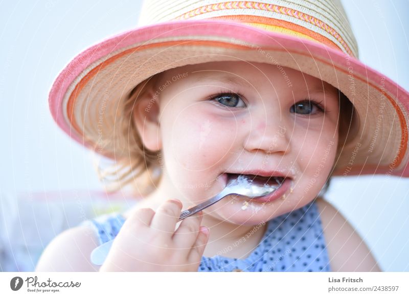 Kleinkind, Essen, Löffel, Sonnenhut Ernährung Kindererziehung Mädchen 1 Mensch 1-3 Jahre Strohhut blond kurzhaarig entdecken festhalten genießen Lächeln frech