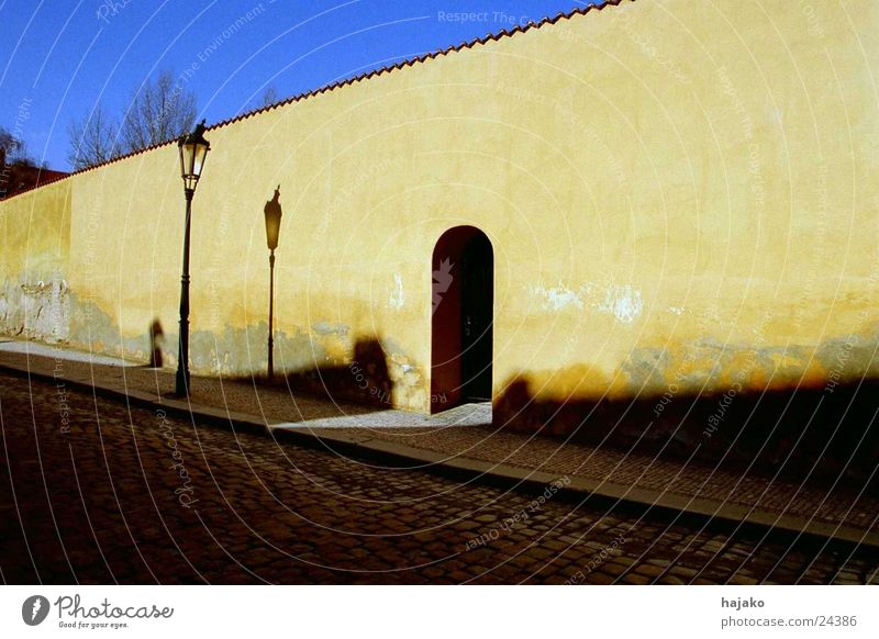 Licht und Schatten Laterne Europa Blauer Himmel Kontrast Tor Straße