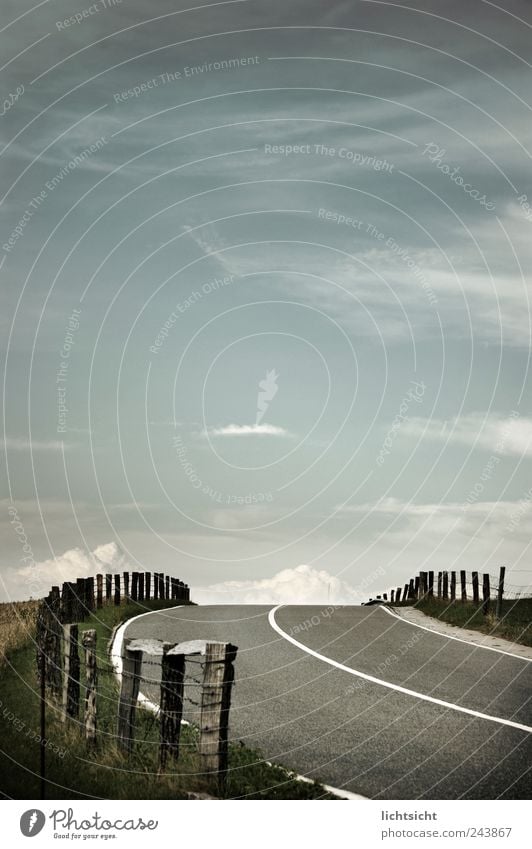 Wohin? Landschaft Himmel Wolken Horizont Menschenleer Verkehr Verkehrswege Autofahren Straße Streifen Idylle Wege & Pfade Ziel Landstraße Fahrbahnmarkierung