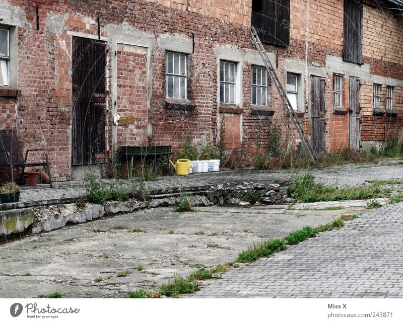 Olles Bauernhaus Dorf Menschenleer Haus Fenster Tür Wege & Pfade alt Verfall Bauernhof Gießkanne ländlich Backsteinfassade Renovieren Farbfoto Gedeckte Farben