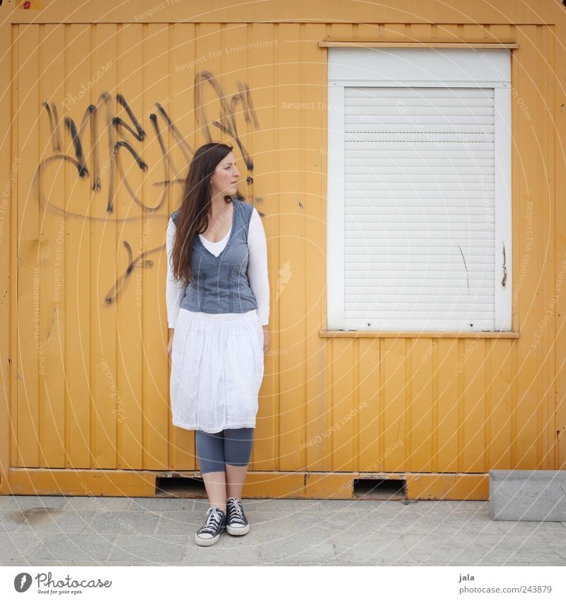 einfach so Mensch feminin Frau Erwachsene 1 30-45 Jahre Bauwerk Gebäude Fenster beobachten Blick stehen warten Container gelb Rollladen Graffiti Farbfoto