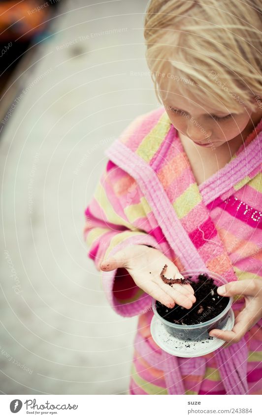 Wurmkur Angeln Kind Mensch Mädchen Kindheit Kopf Haare & Frisuren Hand 1 3-8 Jahre blond festhalten Ekel Mut Konzentration Angelköder Bademantel Steg Farbfoto