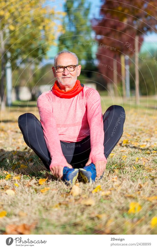 Senior Man beim Training im Park Diät Lifestyle Körper Freizeit & Hobby Sommer Sport Joggen Mensch maskulin Mann Erwachsene Männlicher Senior Fuß 1 60 und älter