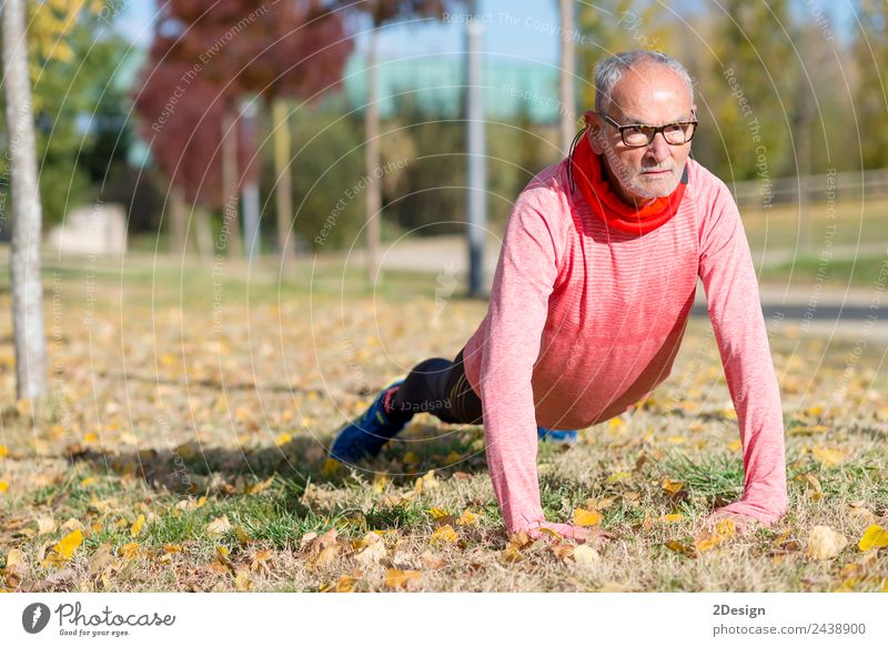 Senior Man beim Training im Park Diät Lifestyle Körper Freizeit & Hobby Sommer Sport Joggen Mensch maskulin Mann Erwachsene Männlicher Senior Fuß 1 60 und älter