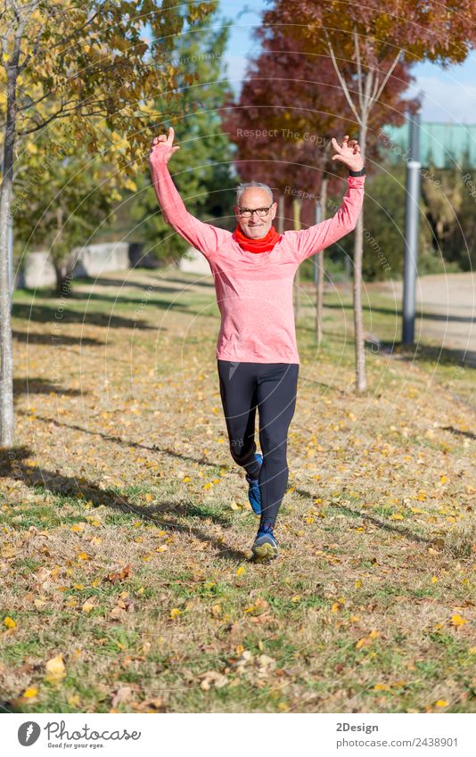 Senior Läufer Mann Arme hoch nach dem Laufen Lifestyle Freude Glück Körper Freizeit & Hobby Sport Erfolg Mensch maskulin Erwachsene Männlicher Senior 1