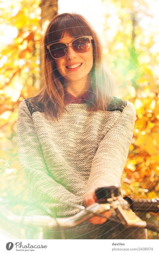 Niedliche Frau in Sonnenbrille, die im Freien posiert. Lifestyle Stil Ferien & Urlaub & Reisen Ausflug Sport Mensch feminin Junge Frau Jugendliche Erwachsene 1