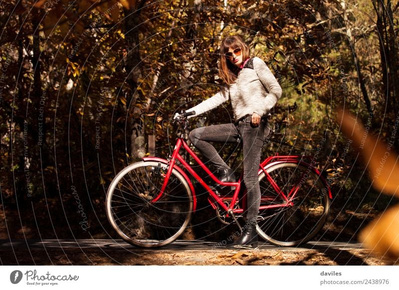 Mädchen mit einem klassischen Fahrrad mitten im Wald. Lifestyle Ferien & Urlaub & Reisen Ausflug Freiheit Mensch Junge Frau Jugendliche Erwachsene 1 18-30 Jahre