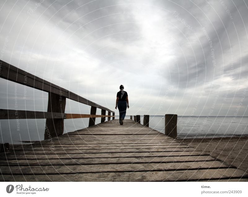 Kindheitserinnerungen Meer Mensch Frau Erwachsene Rücken 45-60 Jahre Landschaft Himmel Horizont Küste Ostsee Bewegung Erholung erleben Freiheit Frieden