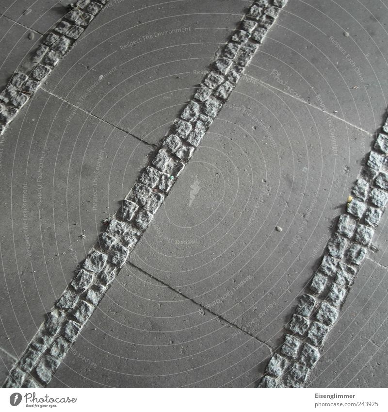 /// Stein ästhetisch eckig Trennung Pflastersteine Teilung Wege & Pfade geteilt grau Symmetrie Farbfoto Gedeckte Farben Außenaufnahme Detailaufnahme