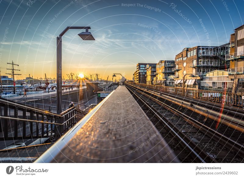 Hamburg Hafen Sonnenuntergang Europa Deutschland blau gelb weiß hell Treppe Verkehr Wasser Wasserfahrzeug kalt Lampe Reflexion & Spiegelung Landungsbrücken