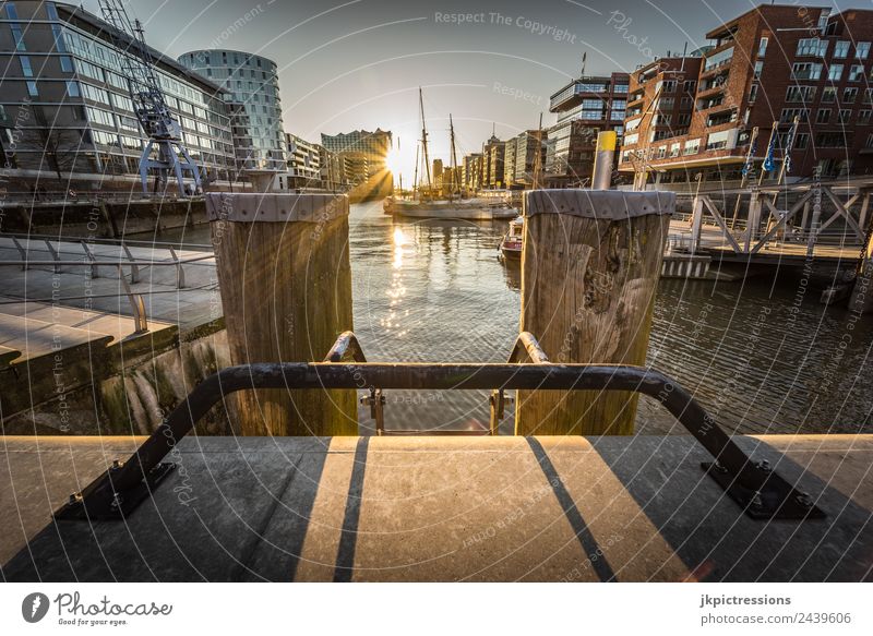 Hamburg Hafencity Sonnenuntergang Dämmerung Abend Licht Romantik Deutschland Wasser Blauer Himmel Haus Kanal schön ruhig besinnlich Sehenswürdigkeit Architektur