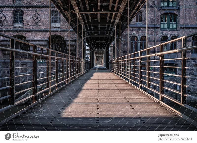 Speicherstadt Fußgängerbrücke Dämmerung Abend Sonnenuntergang Licht Romantik Backstein Alte Speicherstadt Hamburg Deutschland Weltkulturerbe Nachtaufnahme Haus