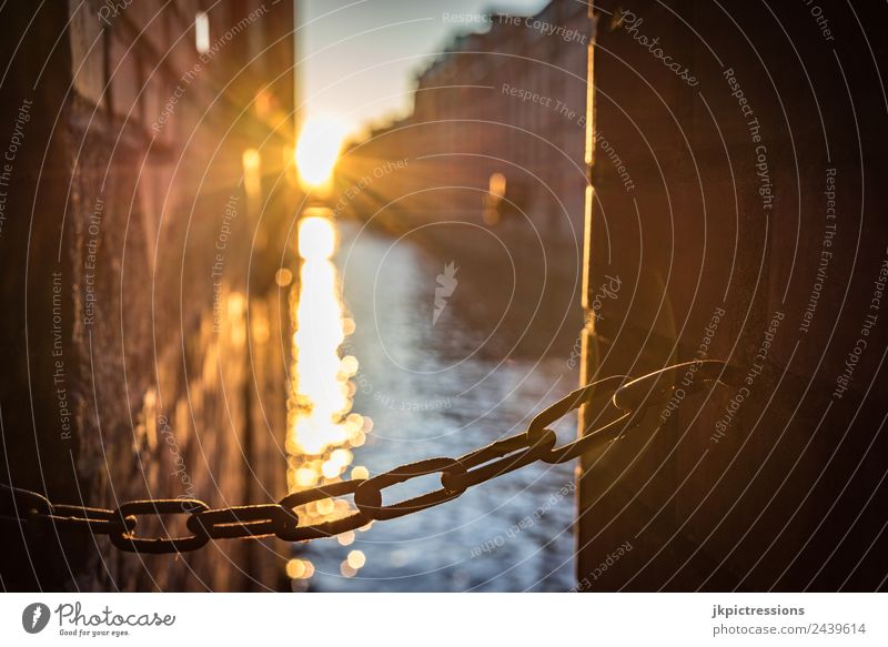 Kette bei Sonnenuntergang in der Speicherstadt Dämmerung Abend Licht Romantik Backstein Alte Speicherstadt Hamburg Deutschland Weltkulturerbe Wasser